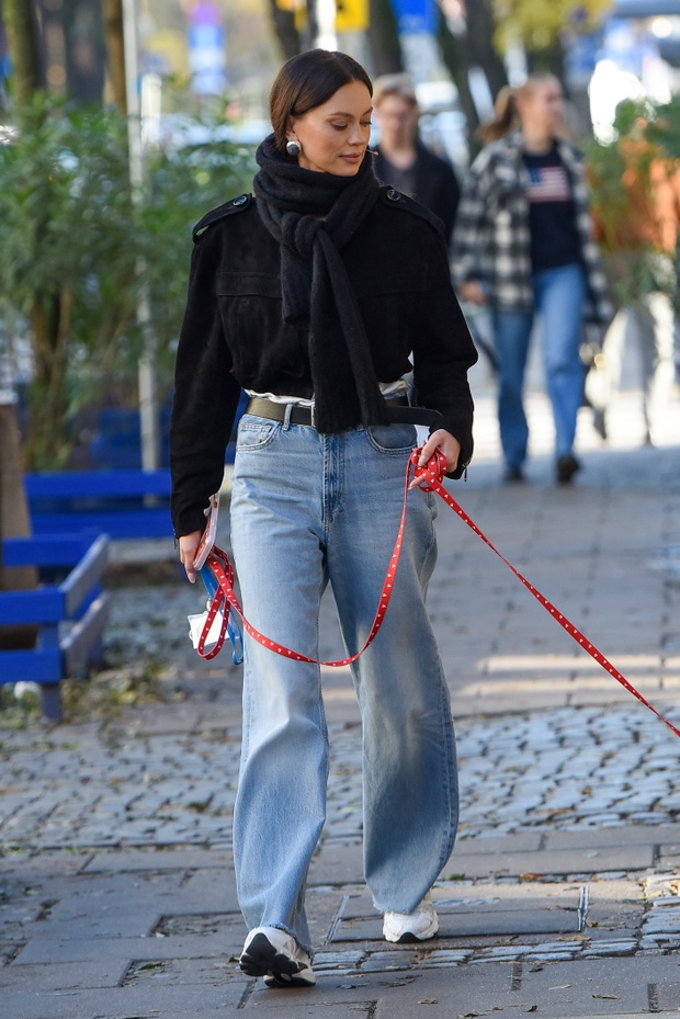 Edyta Zając na spacerze z psem fot. EOS