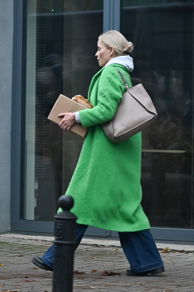 Obładowana zakupami Małgorzata Foremniak mknie ulicami Warszawy