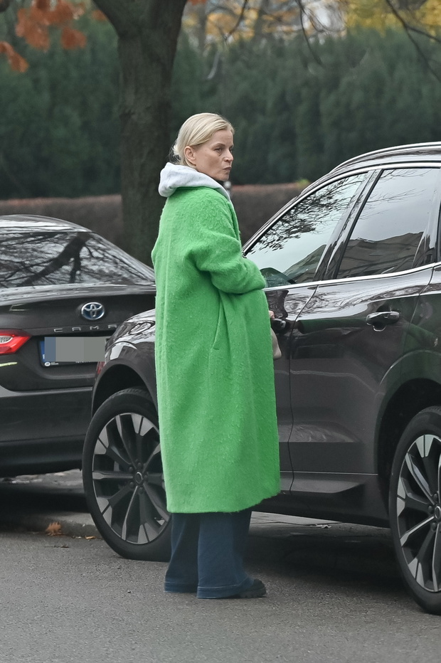 Małgorzata Foremniak w oversizowym płaszczu bez makijażu