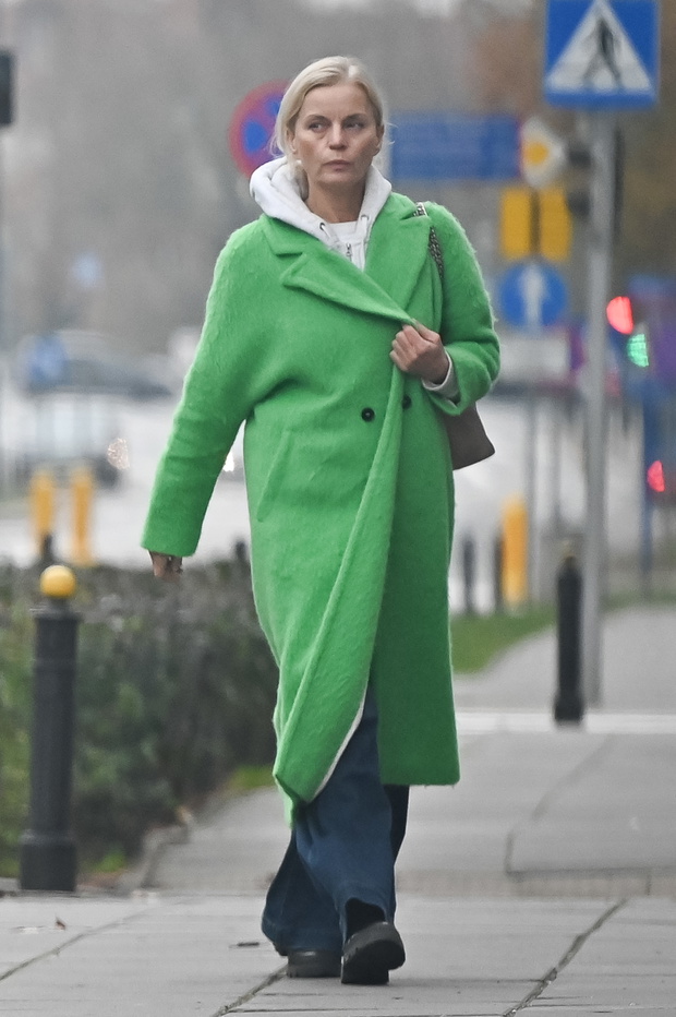 Małgorzata Foremniak w oversizowym płaszczu bez ani grama makijażu