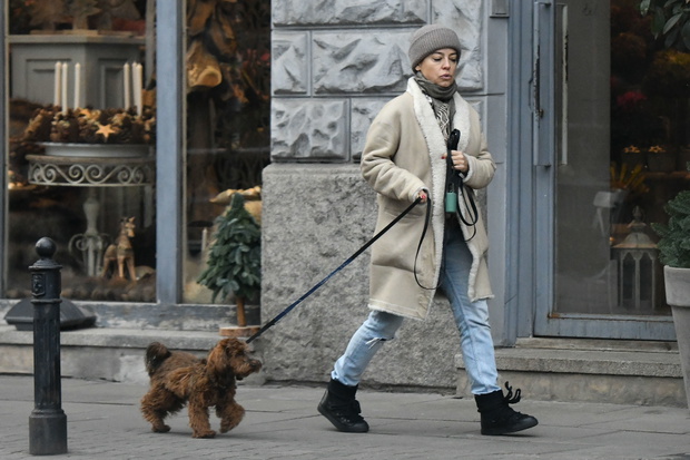 Naturalna Anna Mucha na spacerze z psem. Nowe zdjęcia paparazzi