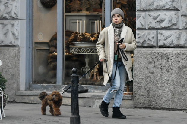 Naturalna Anna Mucha na spacerze z psem. Zdjęcia paparazzi