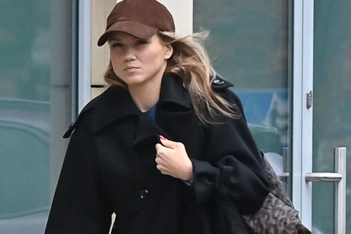 Zamyślona Agnieszka Kaczorowska ukrywa się pod czapką z daszkiem w drodze do centrum!
