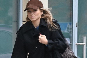 Zamyślona Agnieszka Kaczorowska ukrywa się pod czapką z daszkiem w drodze do centrum!