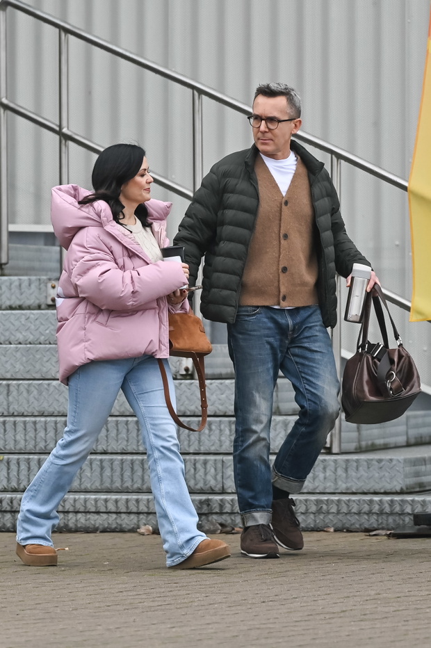 Zakochani Katarzyna Cichopek i Maciej Kurzajewski pod studiem Polsatu na najnowszych zdjęciach paparazzi