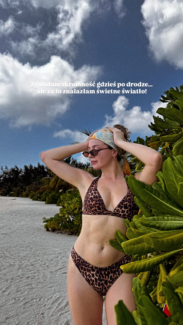Wiktoria Gąsiewska pozuje w bikini.