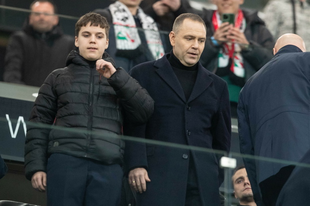 Karol Nawrocki na meczu Legii. Skandaliczny transparent o Ziobrze