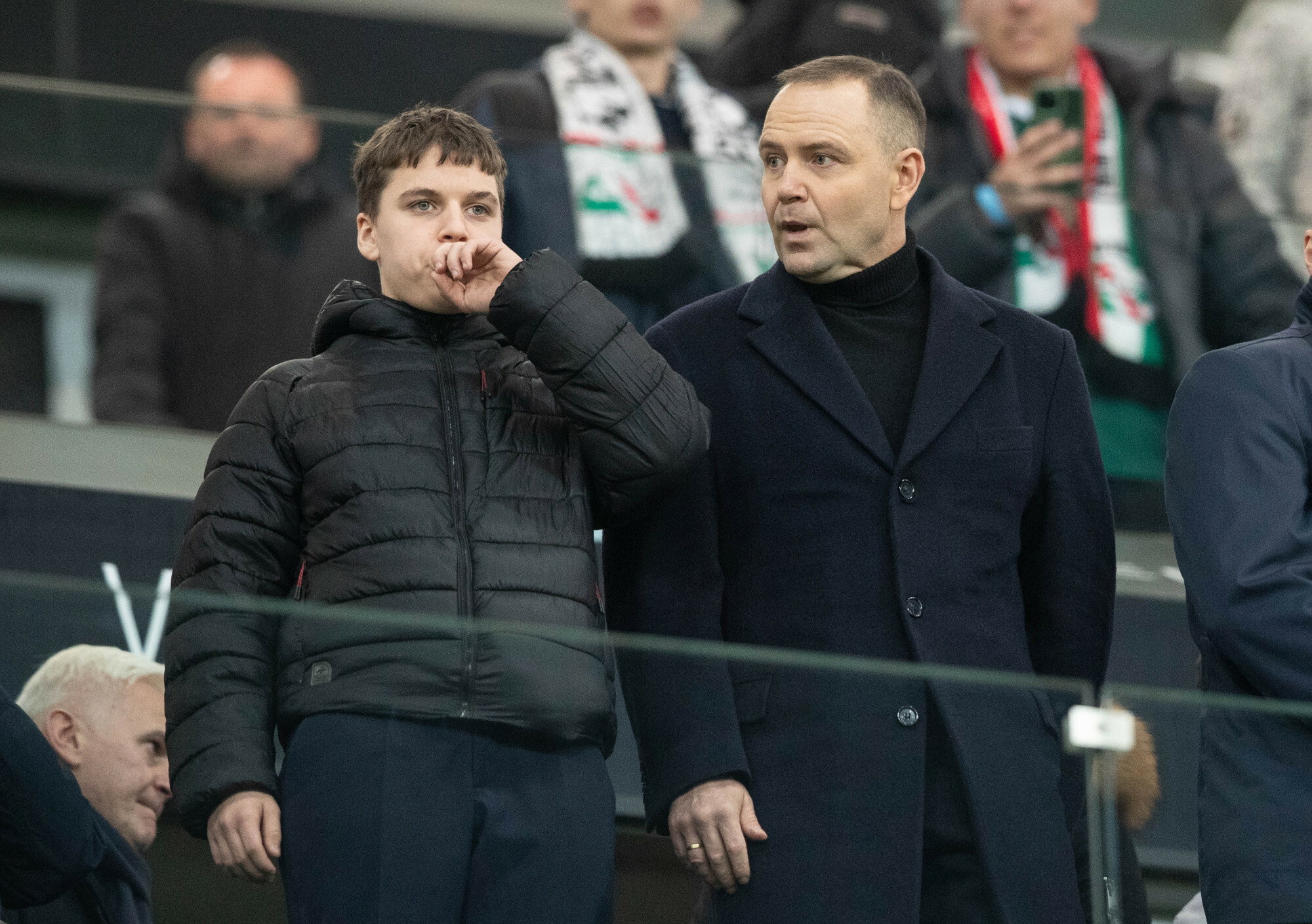 Karol Nawrocki na meczu Legii. Skandaliczny transparent o Ziobrze