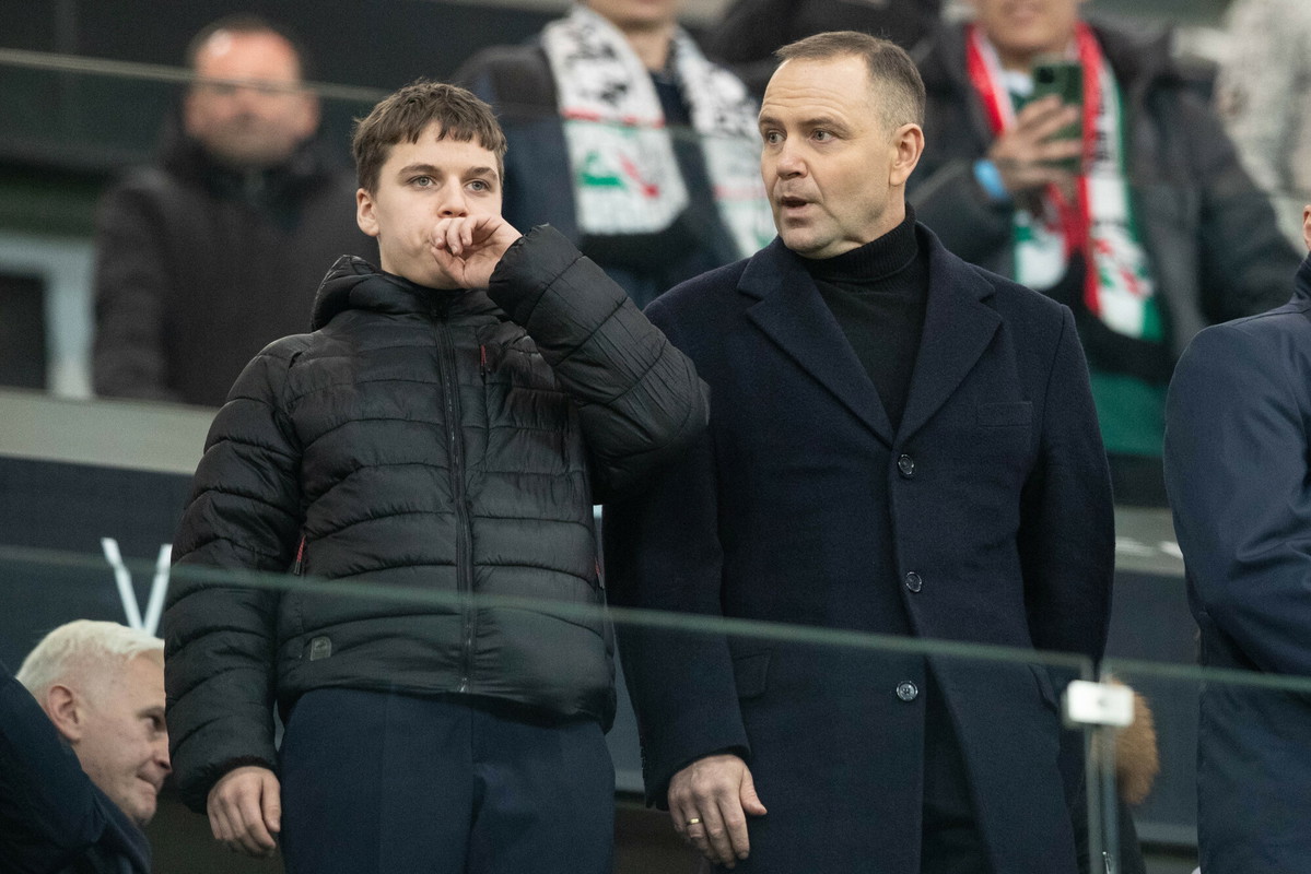 Karol Nawrocki na meczu Legii. Skandaliczny transparent o Ziobrze