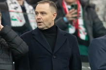 Karol Nawrocki na meczu Legii. Skandaliczny transparent o Ziobrze