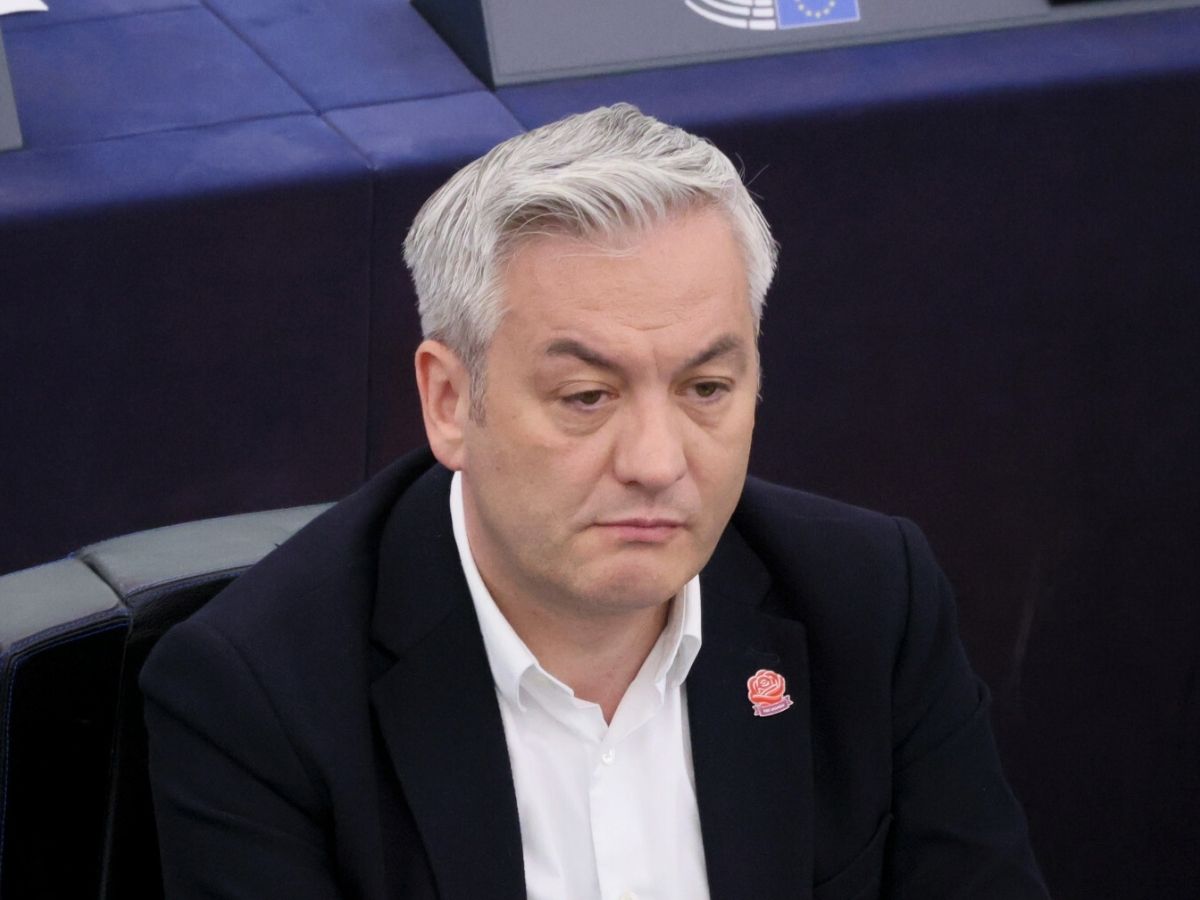 Robert Biedroń przekazał niepokojące wieści o Krzysztofie Śmiszku. "Z trudem się porusza" fot. Wojciech Olkusnik/East News