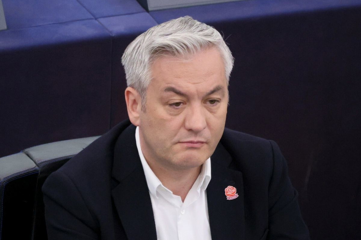 Robert Biedroń przekazał niepokojące wieści o Krzysztofie Śmiszku. "Z trudem się porusza" fot. Wojciech Olkusnik/East News