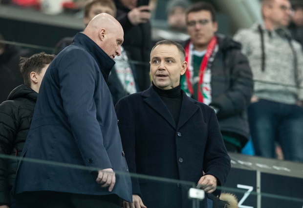 Karol Nawrocki na meczu Legii. Skandaliczny transparent o Ziobrze