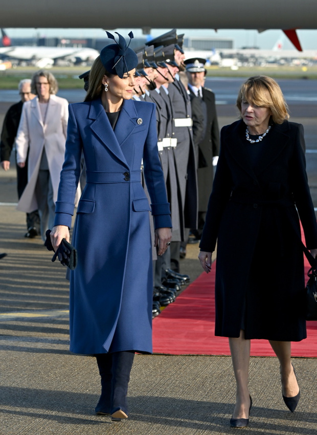 Księżna Kate w fascynatorze na Heathrow. Powitała niemiecką parę prezydencką