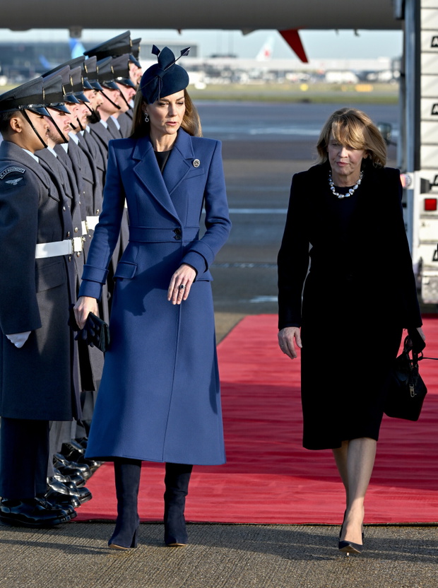 Księżna Kate w fascynatorze na Heathrow. Powitała niemiecką parę prezydencką