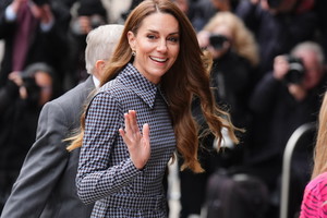 Księżna Kate w fascynatorze na Heathrow. Powitała niemiecką parę prezydencką