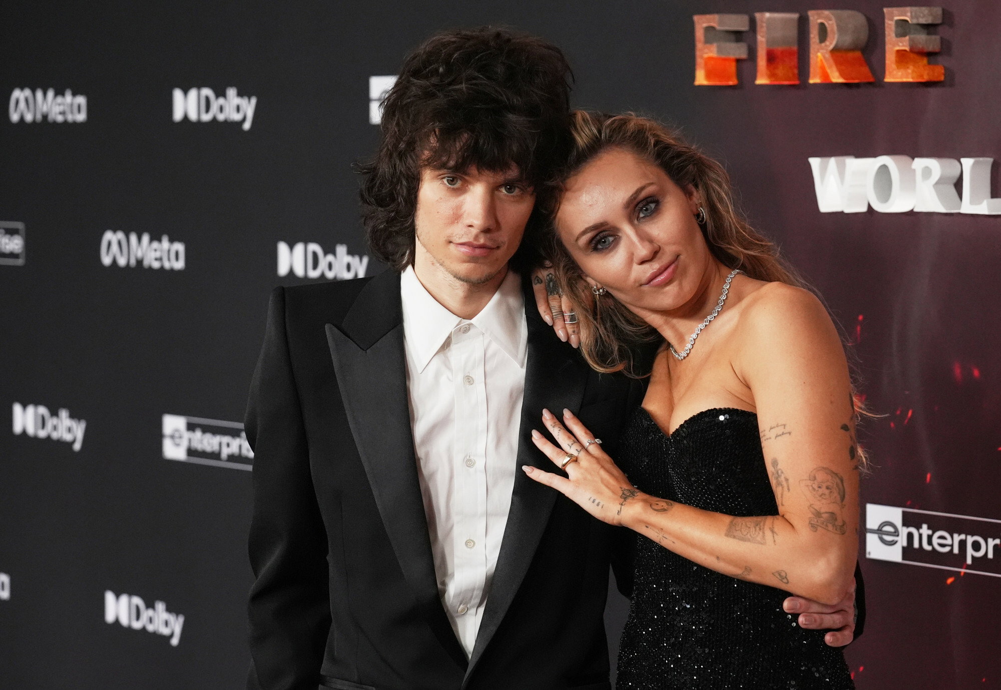 Miley Cyrus zaręczona z Maxxem Morando. Pokazała imponujący pierścionek
