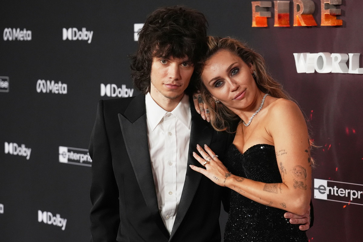 Miley Cyrus zaręczona z Maxxem Morando. Pokazała imponujący pierścionek