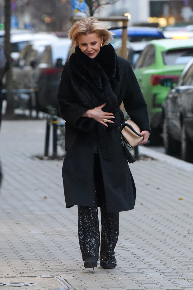Joanna Racewicz w modnym płaszczu efektownych, cekinowych spodniach. Nowe zdjęcia paparazzi