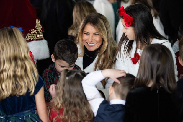 Melania Trump rozdaje dzieciom świąteczne prezenty fot. SAUL LOEB/AFP/East News