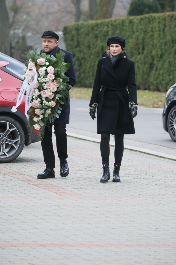 Piotr Adamczyk z żoną na pogrzebie Agnieszki Maciąg