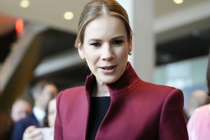 Marta Nawrocka wystawiła sukienkę na licytację. Kwota już jest zawrotna, a to jeszcze nie koniec