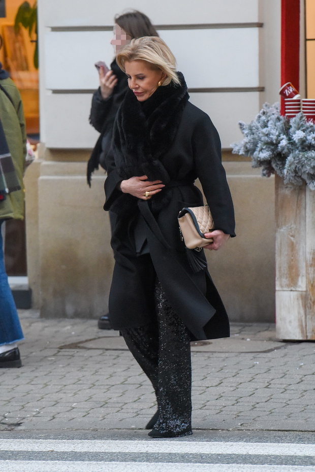 Joanna Racewicz w modnym płaszczu efektownych spodniach. Nowe zdjęcia paparazzi