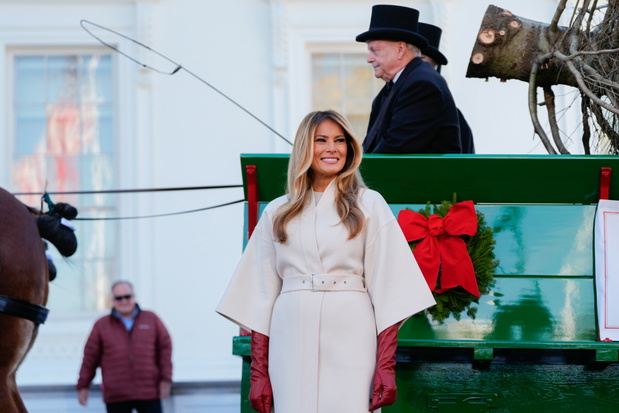Melania Trump w płaszczu Diora i stylowych, długich skórzanych rękawiczkach
