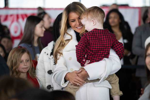 Melania Trump rozdaje dzieciom świąteczne prezenty fot. SAUL LOEB/AFP/East News