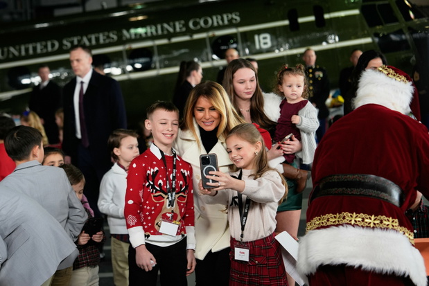 Melania Trump rozdaje dzieciom świąteczne prezenty fot. Julia Demaree Nikhinson/Associated Press/East News