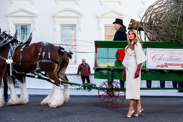 Melania Trump w płaszczu Diora, czółenkach Manolo Blahnik i stylowych, długich skórzanych rękawiczkach