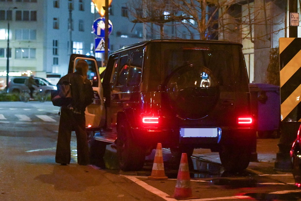 Zamyślona Anna Lewandowska załatwia sprawunki w Warszawie