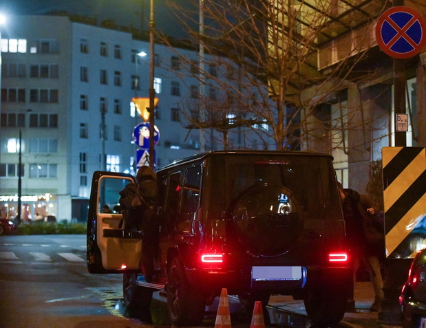 Zamyślona Anna Lewandowska załatwia sprawunki w Warszawie