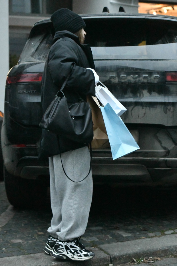 Agnieszka Dygant w sportowym looku na nowych zdjęciach paparazzi. Postawiła na modne sneakersy