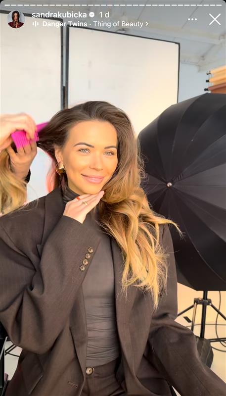 Sandra Kubicka na fotelu fryzjerskim