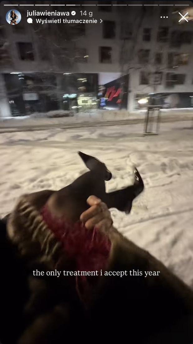 Julia Wieniawa niesiona na rękach