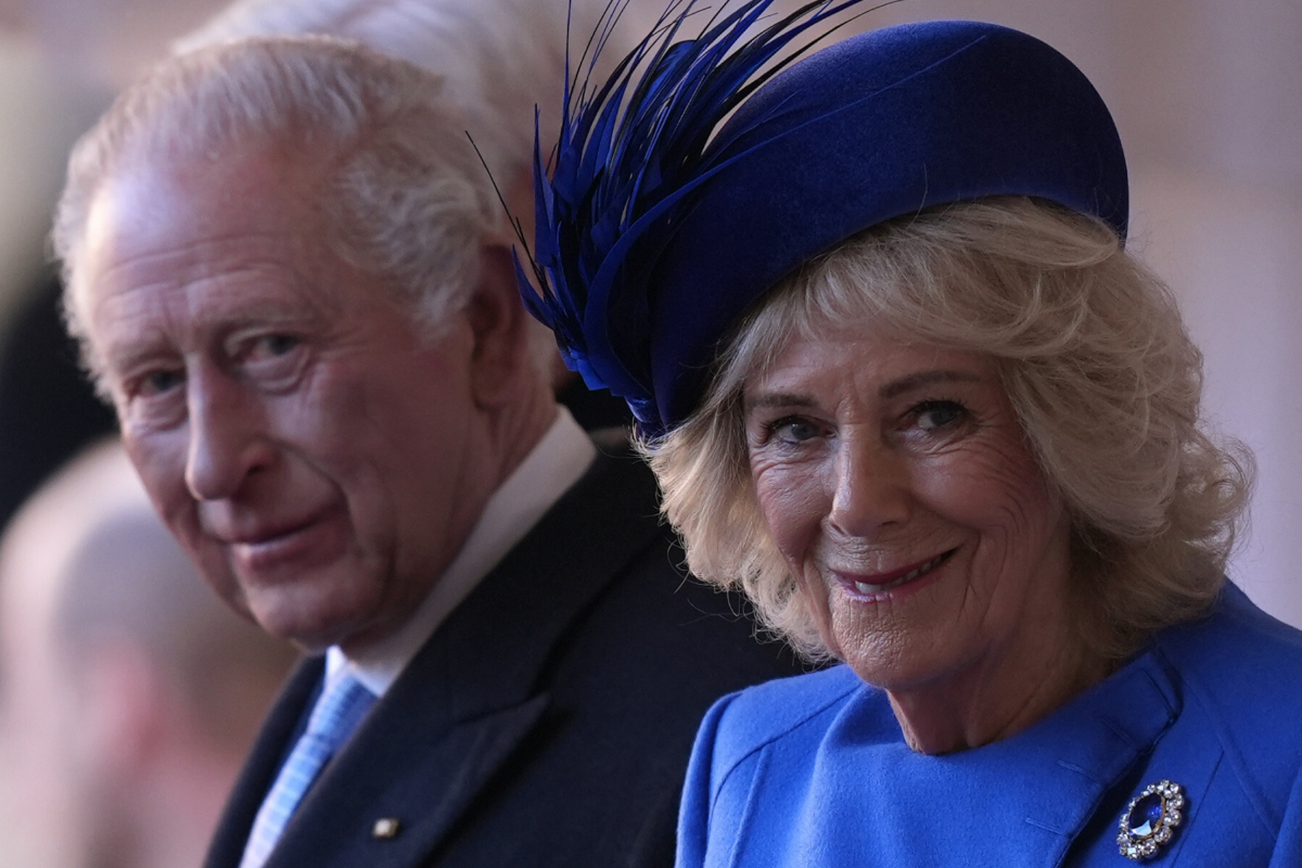 Królowa Camilla w stylizacji wartej niemal 60 tysięcy. Podobny płaszcz kupicie za mniej niż 100 złotych