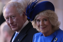 Królowa Camilla w stylizacji wartej niemal 60 tysięcy. Podobny płaszcz kupicie za mniej niż 100 złotych