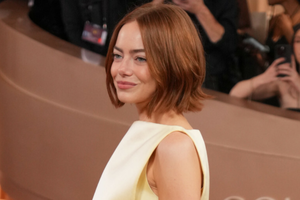 Emma Stone odsłoniła brzuch na Złotych Globach 2026, a w sieci burza. "Idź się przebrać" - grzmią fani