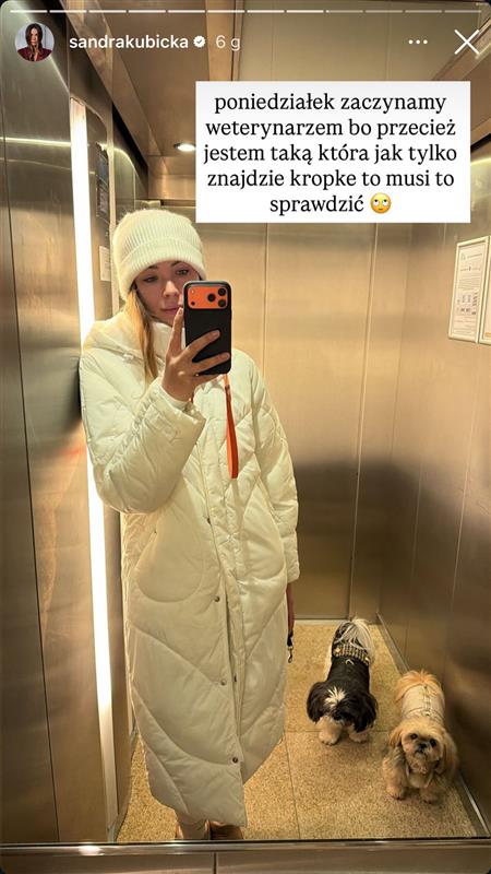 Sandra Kubicka w windzie z pieskami
