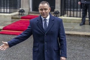 Wbiegł wprost po nogi Karola Nawrockiego. Takich scen nie spodziewał się nikt