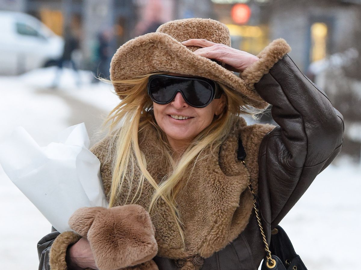 Monika Olejnik walczy z wiatrem w puszystym kapeluszu "teddy fleece"!