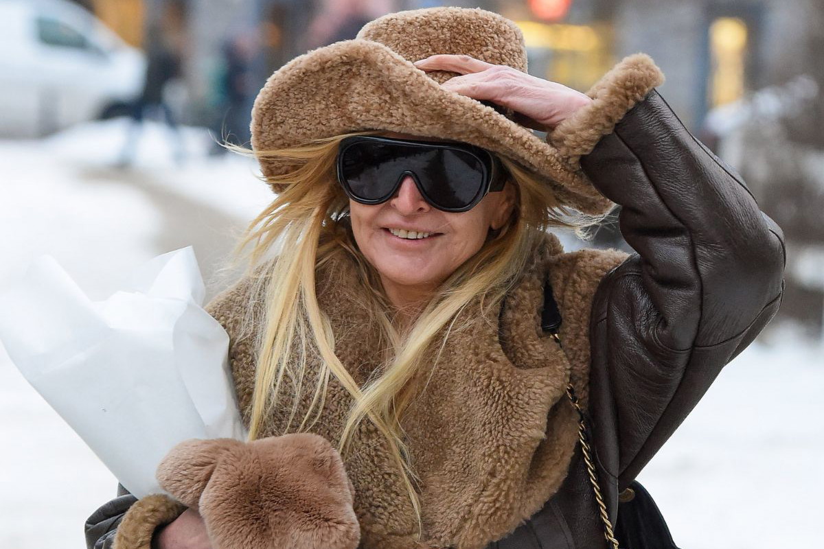 Monika Olejnik walczy z wiatrem w puszystym kapeluszu "teddy fleece"!