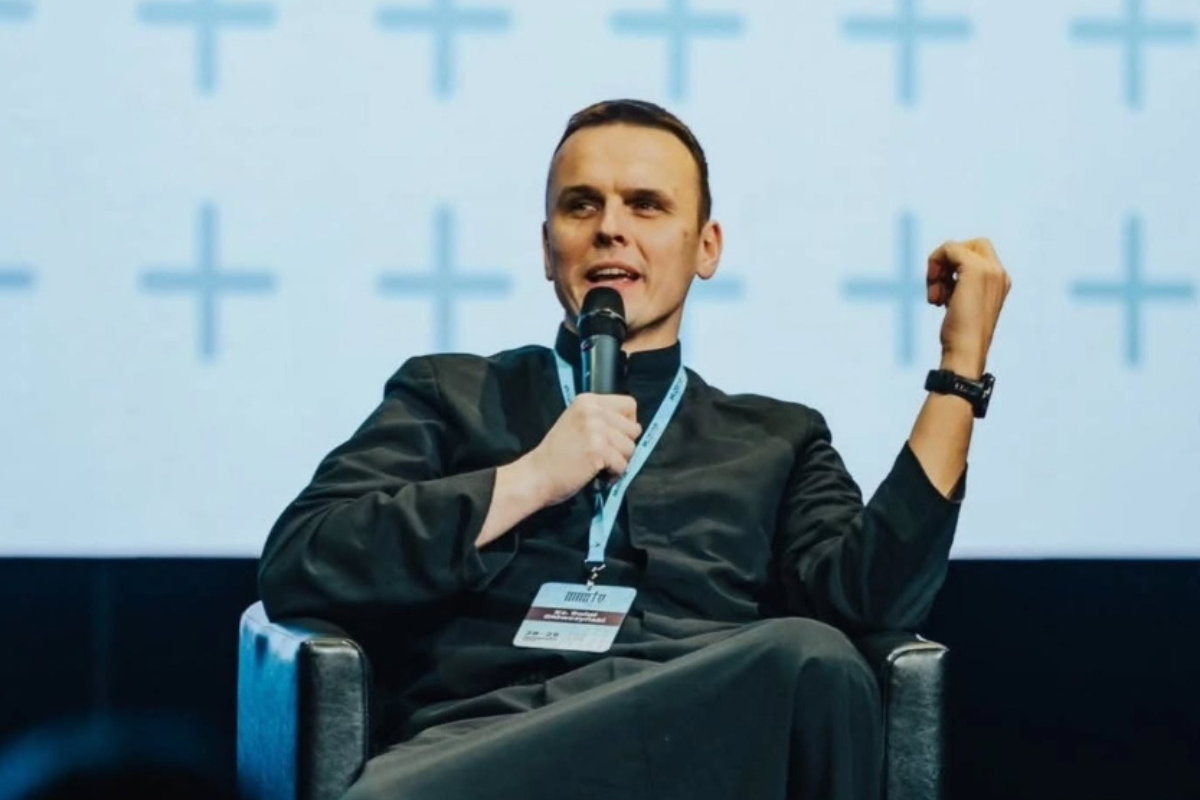 Ksiądz wystąpi w hicie TVN. Będzie grać rolę "zdrajcy"?