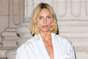 Anja Rubik na paryskim Fashion Weeku w spódnicy "Modern Leather Elegance". To najmocniejszy trend 2026 roku