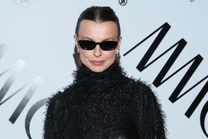 Już nie skórzana kurtka. Kasia Sokołowska przełamuje trendy spektakularną stylizacją w paryskim stylu