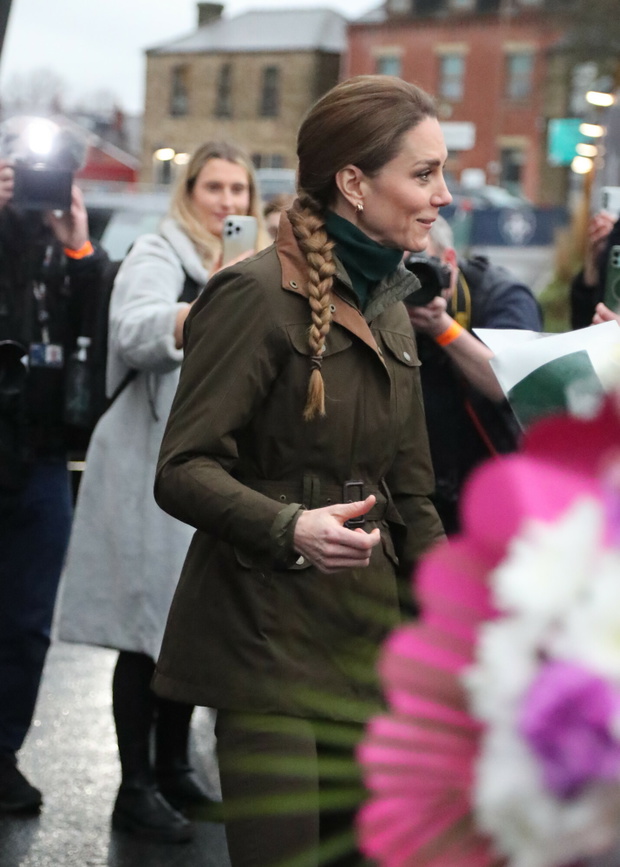 Kate Middleton zaskoczyła północ Anglii fryzurą i gestem