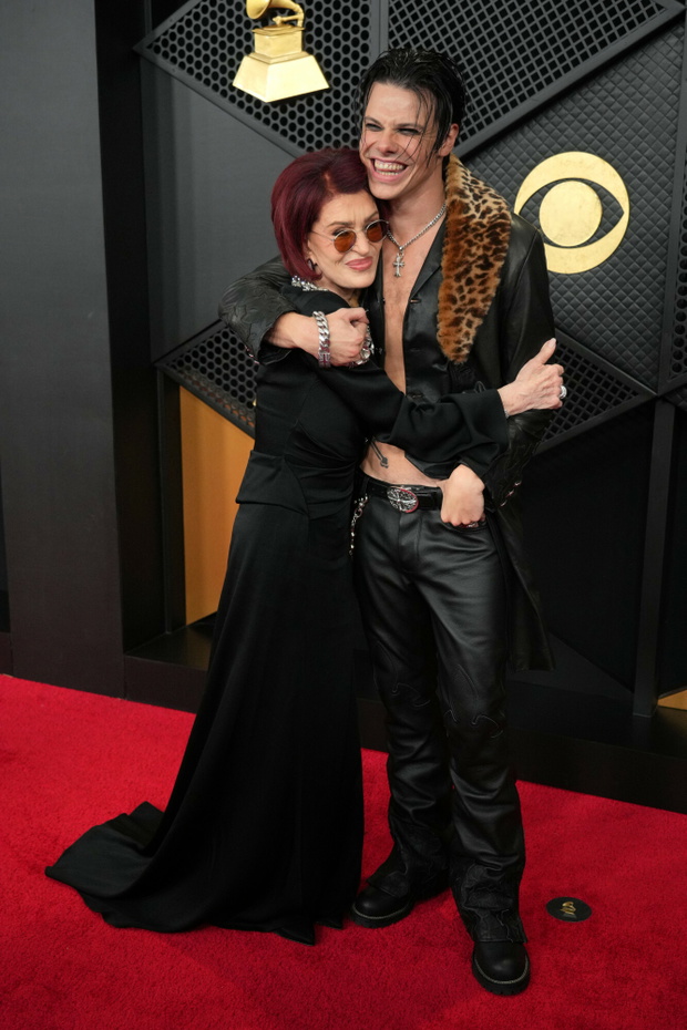 Sharone Osbourne na gali Grammy 2026 w towarzystwie Yungbluda