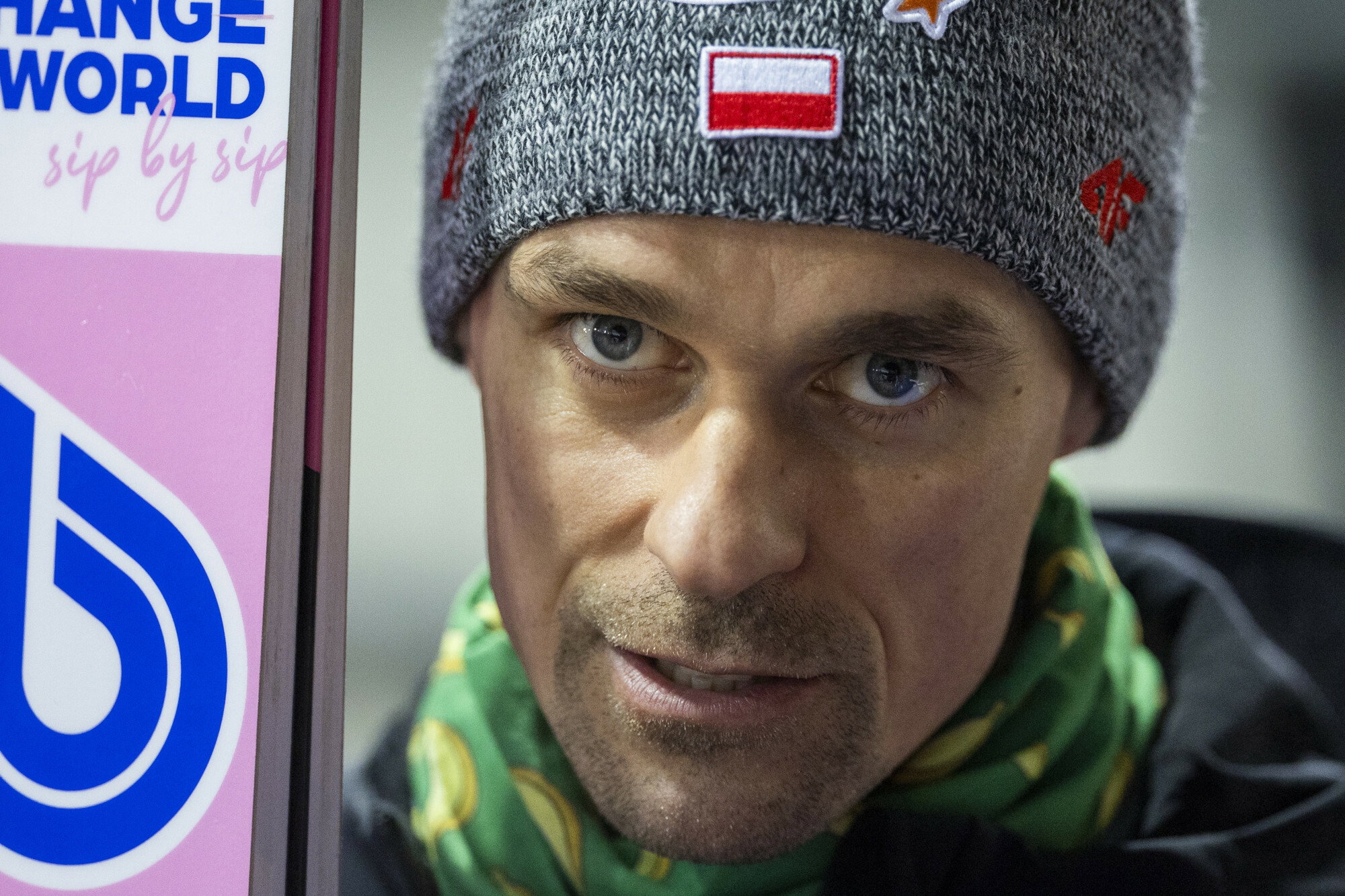 Tak mieszka Piotr Żyła. Stylowy salon z widokiem na górę
