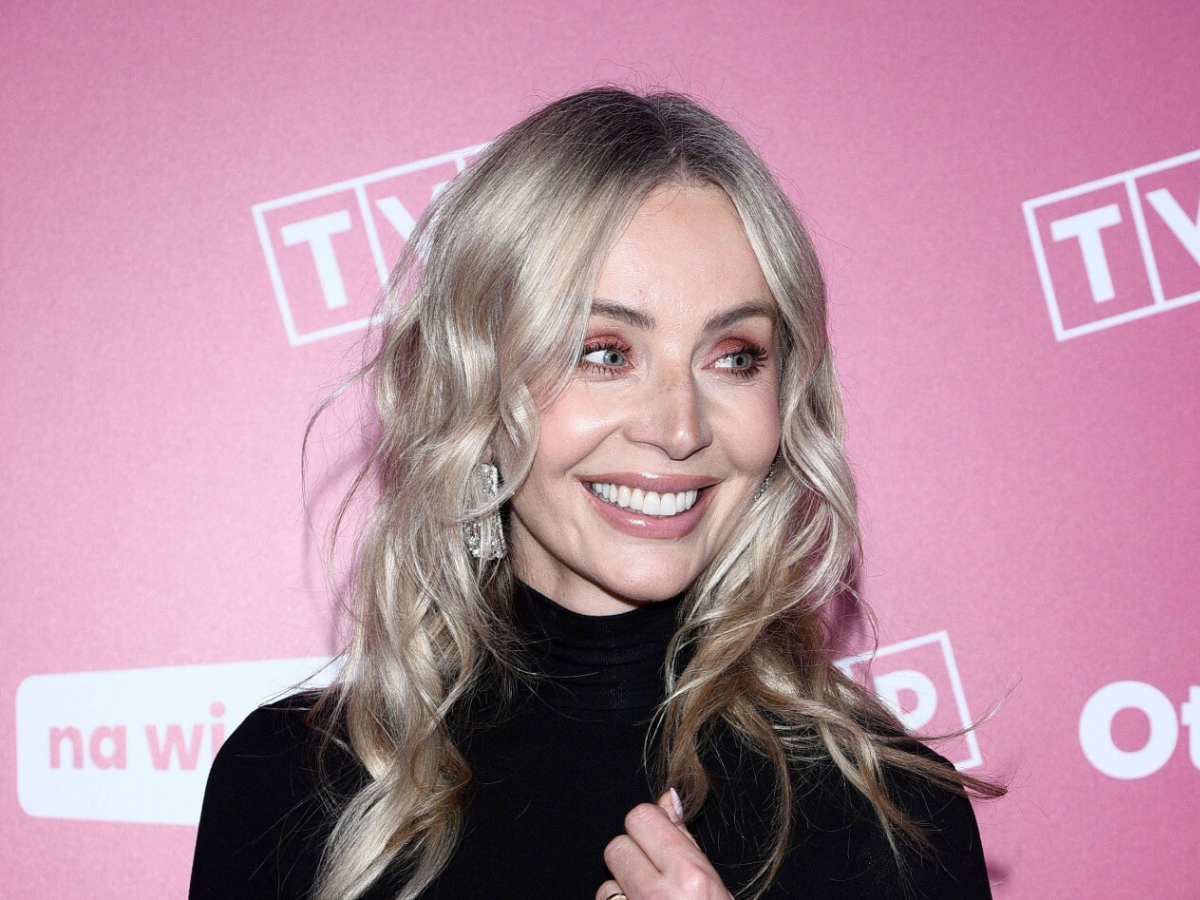 Agnieszka Woźniak-Starak z eleganckim mężczyzną na ramówce w TVP. Jak zwykle zachwyciła stylizacją